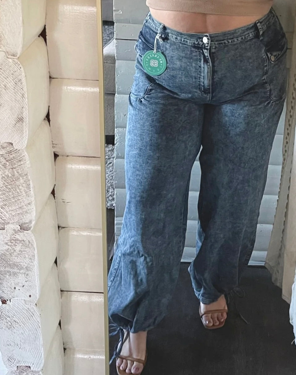 Cinch hem wide leg jeans||adjustable bottoms